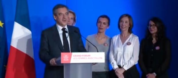 François Fillon semant l'effroi parmi les demoiselles de la Légion des Femmes avec Fillon François Fillon semant l'effroi parmi les demoiselles de la Légion des Femmes avec Fillon