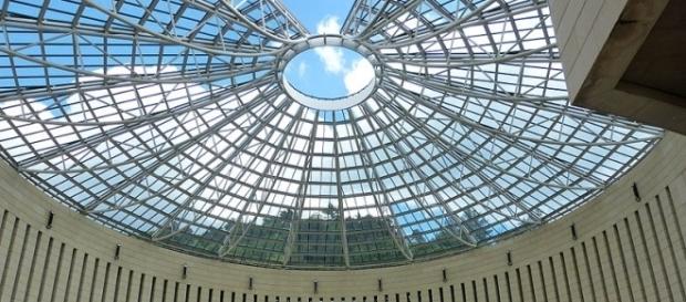 MART, cupola di vetro ed acciaio che sovrasta la piazza antistante l'ingresso del museo. MART, cupola di vetro ed acciaio che sovrasta la piazza antistante l'ingresso del museo.