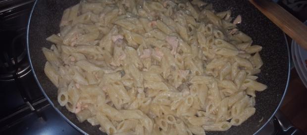 Mezze penne rigate con salmone e asparagi Mezze penne rigate con salmone e asparagi