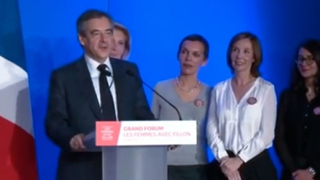 François Fillon semant l'effroi parmi les demoiselles de la Légion des Femmes avec Fillon
