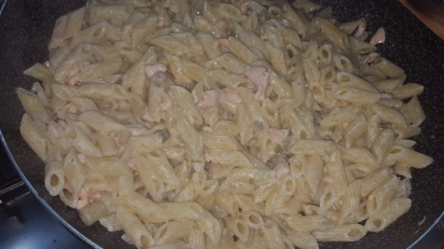 Mezze penne rigate con salmone e asparagi