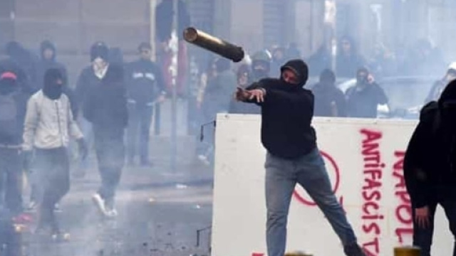 Salvini a Napoli, duri scontri all'esterno della Mostra d'Oltremare - napolitoday.it