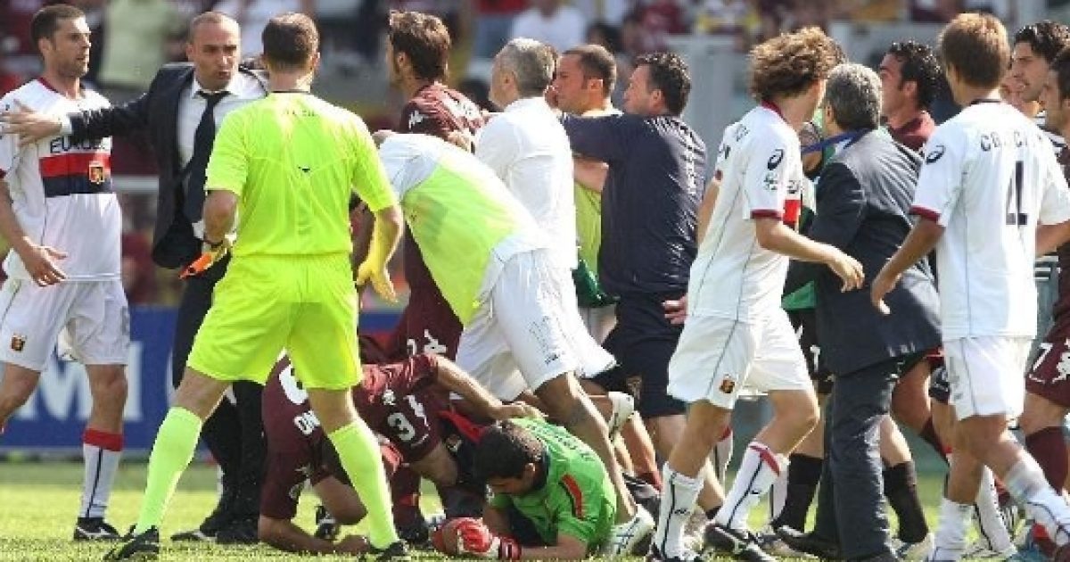 Calciatore Difende Compagno Da Insulti Razzisti E Viene Ferito