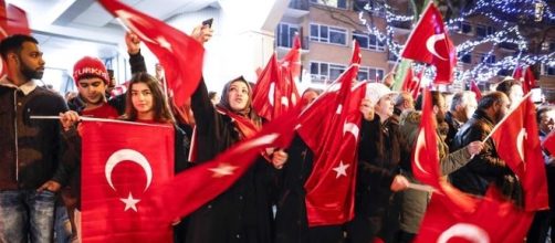 Proteste di cittadini turchi a Rotterdam dopo che due ministri non sono stati fatti entrare in Olanda. Foto: Ansa..