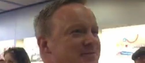 Sean Spicer at Apple store, via Twitter