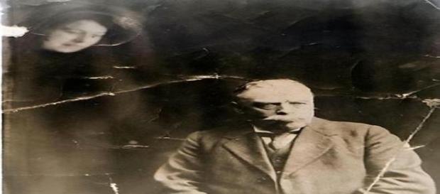 A suspeita é que o fantasma seja a esposa do homem na foto, morta aos 30 anos (South West News Service) A suspeita é que o fantasma seja a esposa do homem na foto, morta aos 30 anos (South West News Service)