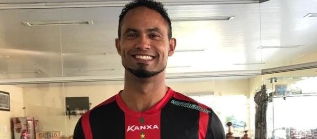 Boa Esporte perde patrocinadores após o anúncio da contratação do ex-goleiro Bruno Boa Esporte perde patrocinadores após o anúncio da contratação do ex-goleiro Bruno