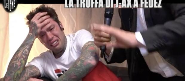 Fedez piange: lo scherzo delle Iene e J-Ax Fedez piange: lo scherzo delle Iene e J-Ax