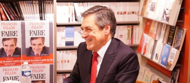 Francois Fillon dédicace - politique - CC BY Francois Fillon dédicace - politique - CC BY