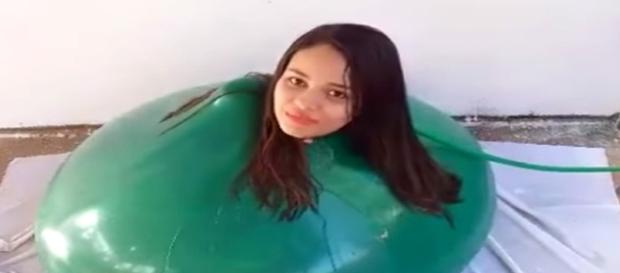Garota dentro do balão com água (fonte: http://mdemulher.abril.com.br/estilo-de-vida/a-menina-dentro-do-balao-deixou-a-internet-surtada-ja-viu/) Garota dentro do balão com água (fonte: http://mdemulher.abril.com.br/estilo-de-vida/a-menina-dentro-do-balao-deixou-a-internet-surtada-ja-viu/)