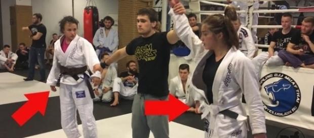 Garota inexperiente venceu adversária faixa marrom mas acabou desclassificada. Garota inexperiente venceu adversária faixa marrom mas acabou desclassificada.
