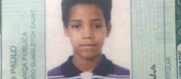 Garoto de 10 anos morreu após cair de ônibus que transitava com porta aberta Garoto de 10 anos morreu após cair de ônibus que transitava com porta aberta