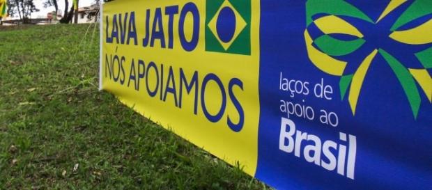 Grupo de apoio à Lava Jato está acampado em frente ao prédio da Justiça Federal do Paraná Grupo de apoio à Lava Jato está acampado em frente ao prédio da Justiça Federal do Paraná