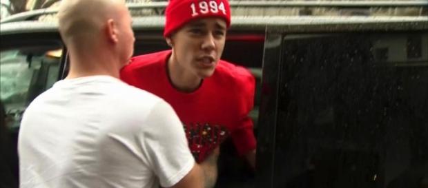 Justin Bieber sempre se irritado com fãs e paparazzi que passam do limite (Foto: Reprodução) Justin Bieber sempre se irritado com fãs e paparazzi que passam do limite (Foto: Reprodução)