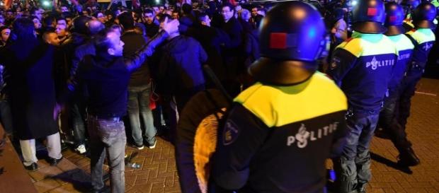 Niederländische Polizei geht gegen türkische Demonstranten vor - web.de Niederländische Polizei geht gegen türkische Demonstranten vor - web.de