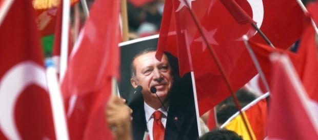 Noch steht Deutschland nicht gegen Erdogan. Was sich die Bundesregierung von ihm alles anhören muss... - br.de Noch steht Deutschland nicht gegen Erdogan. Was sich die Bundesregierung von ihm alles anhören muss... - br.de