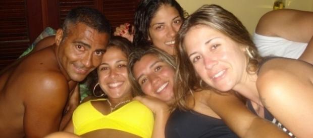 Romário acompanhado de quatro belas mulheres Romário acompanhado de quatro belas mulheres