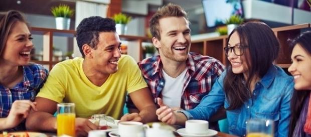 Se seu namorado tiver essas atitudes na presença de amigos, melhor prestar atenção na relação Se seu namorado tiver essas atitudes na presença de amigos, melhor prestar atenção na relação