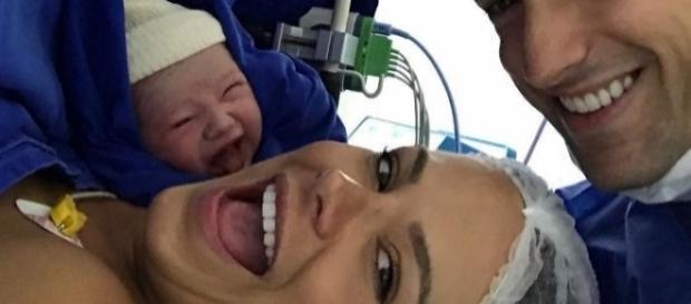 Thaise deu à luz a uma menina, que parece sorrir (Foto: Reprodução/Instagram) Thaise deu à luz a uma menina, que parece sorrir (Foto: Reprodução/Instagram)
