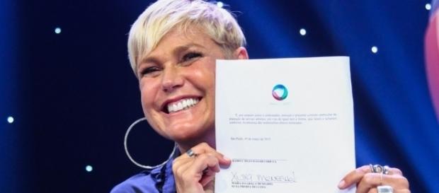 Xuxa assinou pela Record, deixando a Globo de forma polêmica Xuxa assinou pela Record, deixando a Globo de forma polêmica
