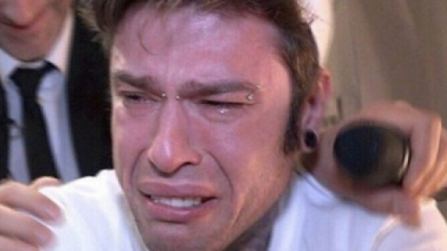 Fedez durante lo scherzo organizzato da Le Iene.