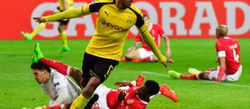 Le Parisien : Pierre-Emerick Aubameyang, l'attaquant gabonais du Borussia célèbre son triplé face à Benfica, le 8 mars 2017 à Dortmund.
