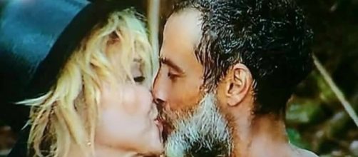 #RazDegan e #PaolaBarale si baciano in diretta, all'#Isola. #BlastingNews