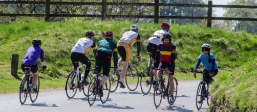 Sorpasso dei ciclisti, 1,5 metri di distanza: la nuova legge - targatocn.it