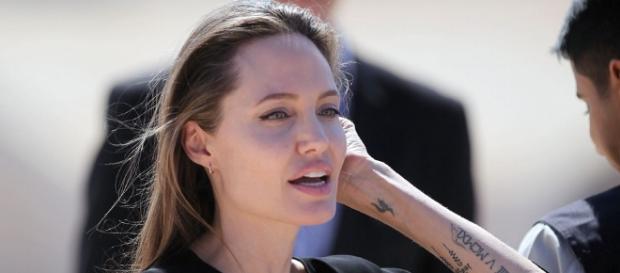 Angelina Jolie pede mais empenho para crimes de violência sexual em guerras. Angelina Jolie pede mais empenho para crimes de violência sexual em guerras.