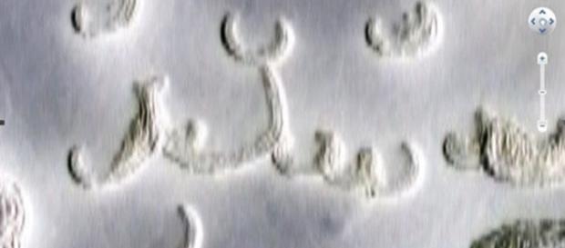 Auf dem Mars entdeckt. In Arabischer Schrift das Wort Es-Selam Auf dem Mars entdeckt. In Arabischer Schrift das Wort Es-Selam