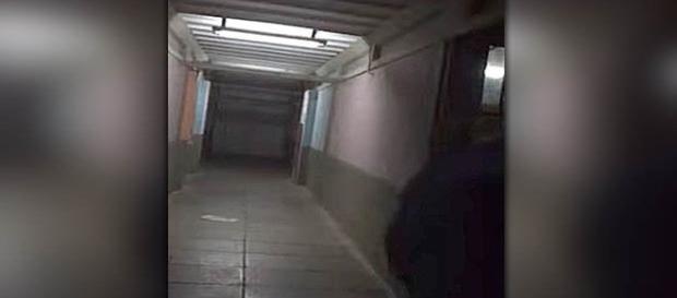 Barulhos inexplicáveis, luzes piscando e porta batendo, tudo isso foi filmado na escola (Youtube) Barulhos inexplicáveis, luzes piscando e porta batendo, tudo isso foi filmado na escola (Youtube)