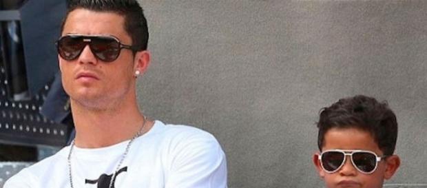 Cristiano Ronaldo será pai de gêmeos, afirma jornal britânico Cristiano Ronaldo será pai de gêmeos, afirma jornal britânico