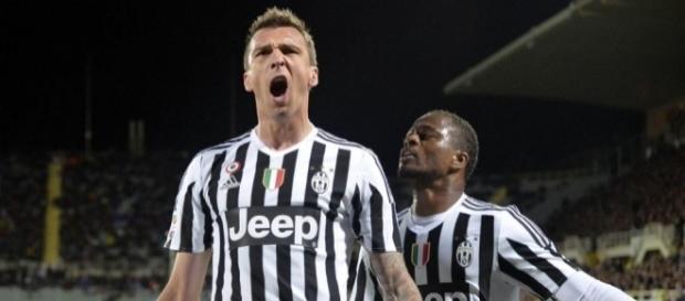 Evra et son ancien coéquipier Mario Mandzukic sous les couleurs de la Vieille Dame. Evra et son ancien coéquipier Mario Mandzukic sous les couleurs de la Vieille Dame.