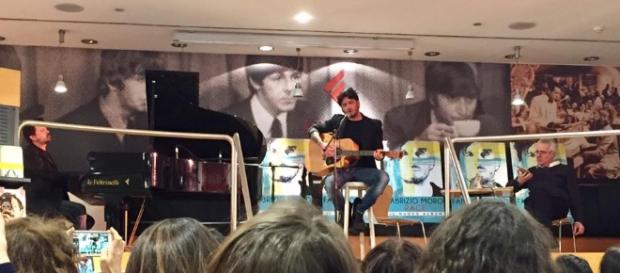 Fabrizio Moro alla Feltrinelli di Milano. Fabrizio Moro alla Feltrinelli di Milano.