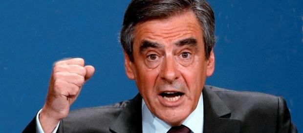 François Fillon contestant les arbitres, reste dans la course présidentielle. Et il ne risque carton jaune ou rouge avant longtemps François Fillon contestant les arbitres, reste dans la course présidentielle. Et il ne risque carton jaune ou rouge avant longtemps