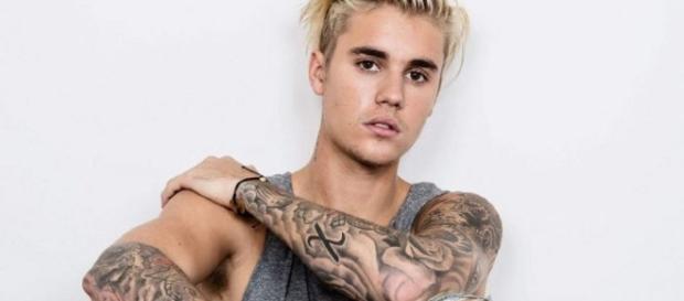 Justin Bieber destrata uma fã de maneira humilhante. Justin Bieber destrata uma fã de maneira humilhante.