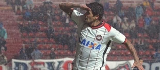 Lucho Gonzalez comemora gol contra San Lorenzo Lucho Gonzalez comemora gol contra San Lorenzo