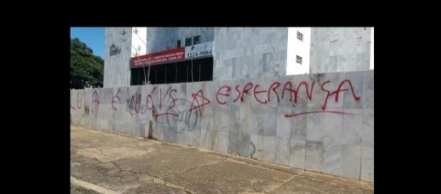 Muro da Justiça Federal amanhece com pichações Muro da Justiça Federal amanhece com pichações