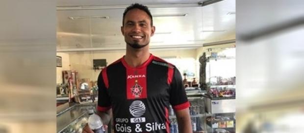 O mais novo contratado do Boa Esporte posa sorridente com a camisa do clube O mais novo contratado do Boa Esporte posa sorridente com a camisa do clube