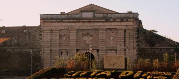Porta Verona a Peschiera del Garda con il Leone di San Marco (foto Arici) Porta Verona a Peschiera del Garda con il Leone di San Marco (foto Arici)