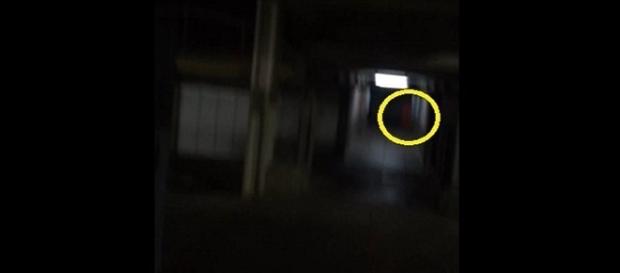 Suposto fantasma aterroriza internautas (Foto: reprodução Youtube) Suposto fantasma aterroriza internautas (Foto: reprodução Youtube)