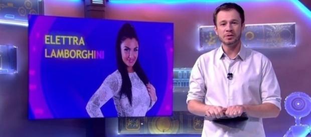 Tiago Leifert anuncia Elettra Lamborghini no "BBB17" Foto: Reprodução/Tv Globo Tiago Leifert anuncia Elettra Lamborghini no "BBB17" Foto: Reprodução/Tv Globo