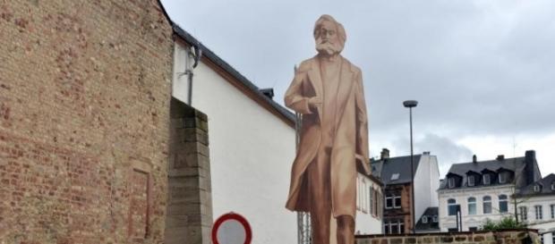 Trier stellt Dummy von geplantem "Riesen-Marx" auf | Südwest ... - hz-online.de Trier stellt Dummy von geplantem "Riesen-Marx" auf | Südwest ... - hz-online.de