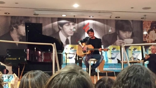 Fabrizio Moro alla Feltrinelli di Milano.