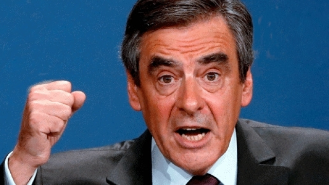 François Fillon contestant les arbitres, reste dans la course présidentielle. Et il ne risque carton jaune ou rouge avant longtemps