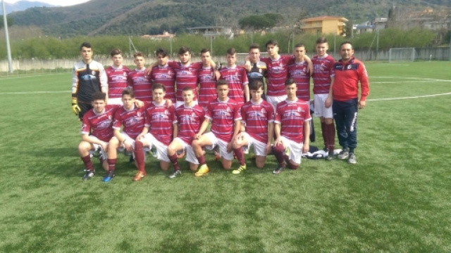 Gli Allievi 2001 prima della gara vinta 3 a 0 con il Nola