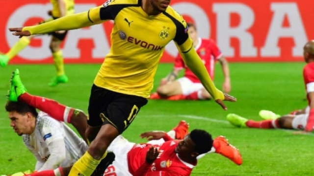 Le Parisien : Pierre-Emerick Aubameyang, l'attaquant gabonais du Borussia célèbre son triplé face à Benfica, le 8 mars 2017 à Dortmund.