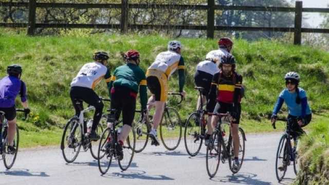 Sorpasso dei ciclisti, 1,5 metri di distanza: la nuova legge - targatocn.it