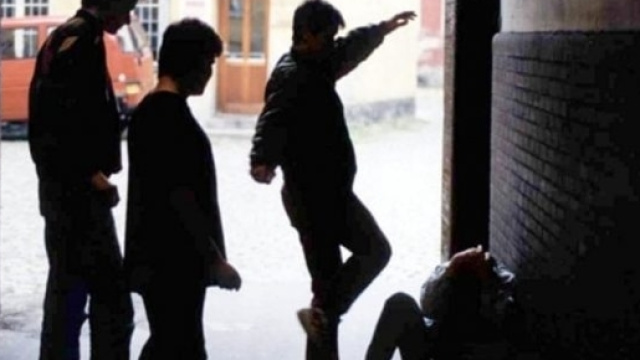 Vigevano, 15enne costretto a bere alcol dai bulli