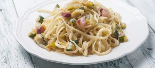 Spaghetti con cotto, formaggio spalmabile alle erbette e zucchine - fidelityhouse.eu